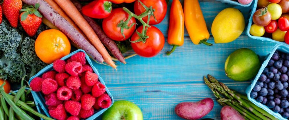 Menu bielkovinovej stravy by malo obsahovať zeleninu, ovocie a bobule. 