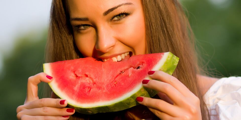 Dievča, ktoré chce schudnúť, dodržiava lahodnú melónovú diétu